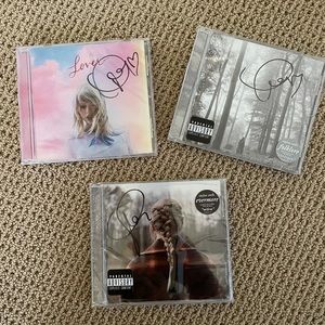 SIGNED TAYLOR SWIFT CDS - lover/folklore/evermore